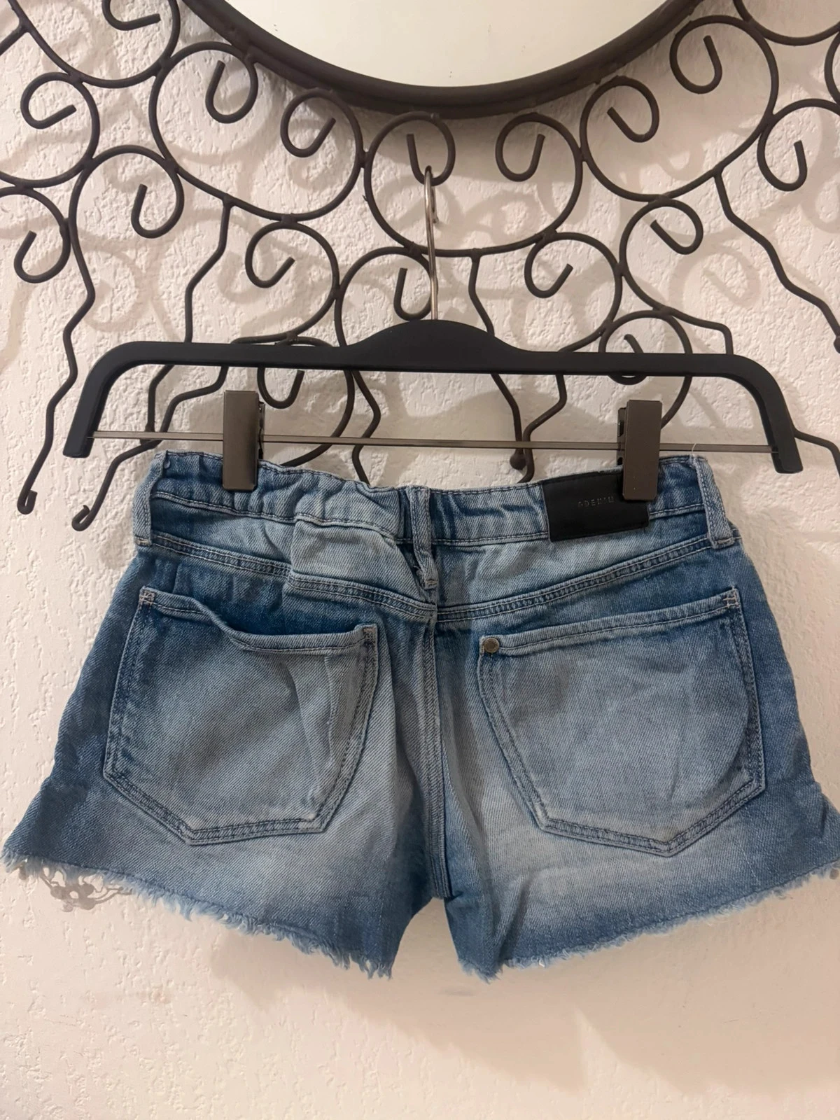 🔵 Calça jeans azul desbotado H&M com renda e rasgos - Tamanho 8-9 anos (134 cm) – photo 5